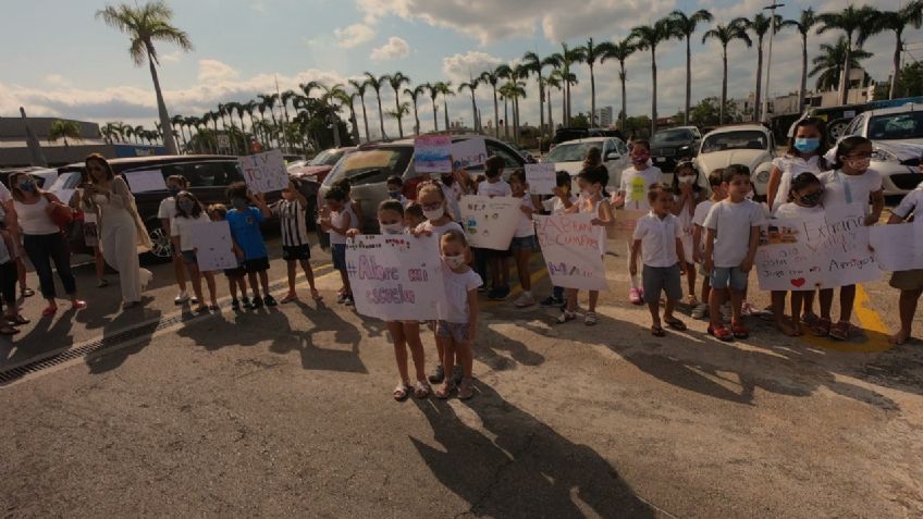 En caravana de autos, protestan para el regreso a las escuelas de Mérida