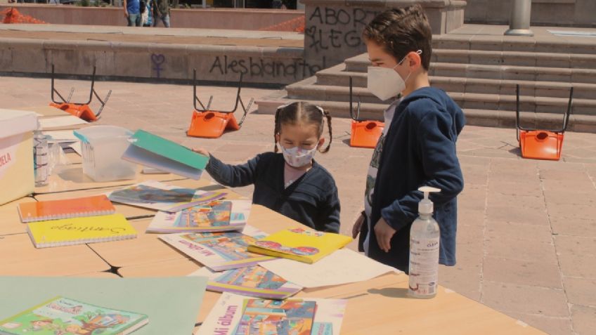 Llevan aulas al centro histórico de SLP para exigir reapertura de escuelas