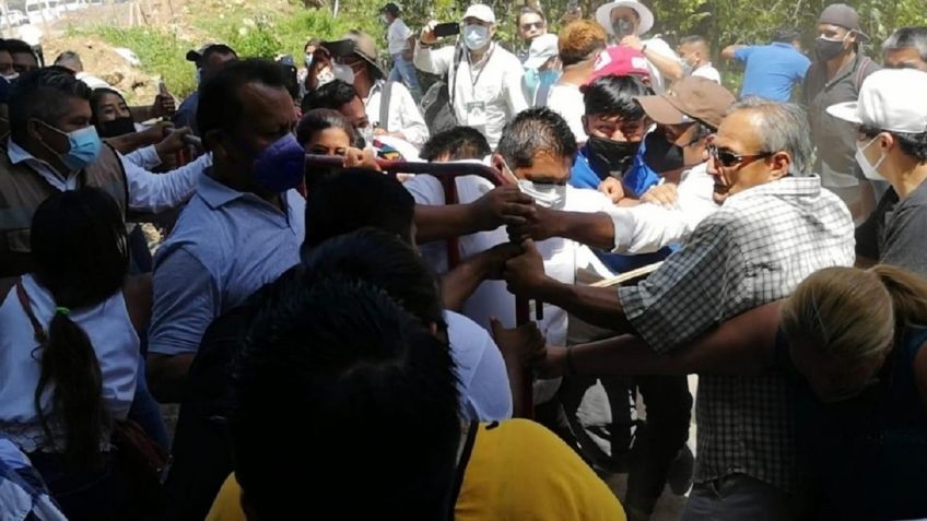 Habitantes de Valle Nacional intentan portazo en evento de AMLO en Oaxaca