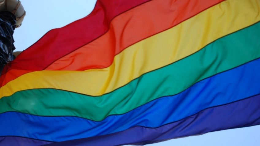 Madre pinta su casa con los colores de la bandera LGBT como apoyo a su hijo