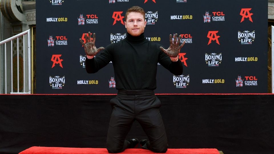 Saúl Canelo Álvarez plasmó sus huellas en el Teatro Chino de Los Ángeles. Foto: AFP