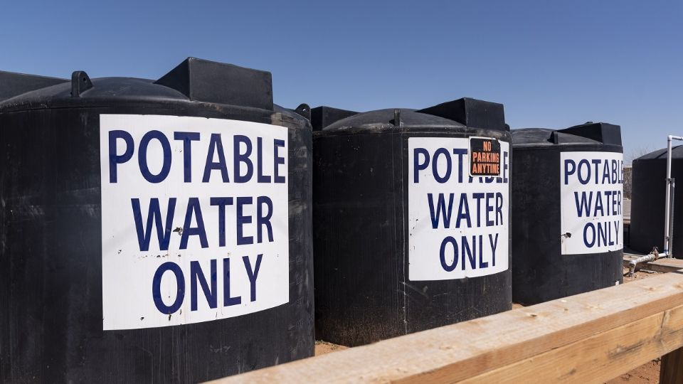 Tanques con agua potable en campamento para migrantes en Midland, Texas. Foto: AP