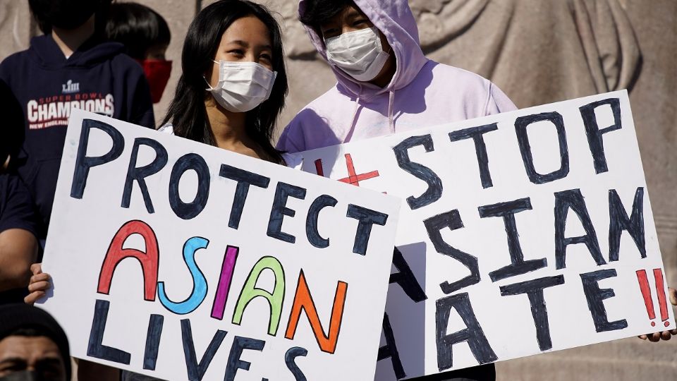 Protesta en Chicago tras la muerte de 6 mujeres de origen asiático. Foto: AP