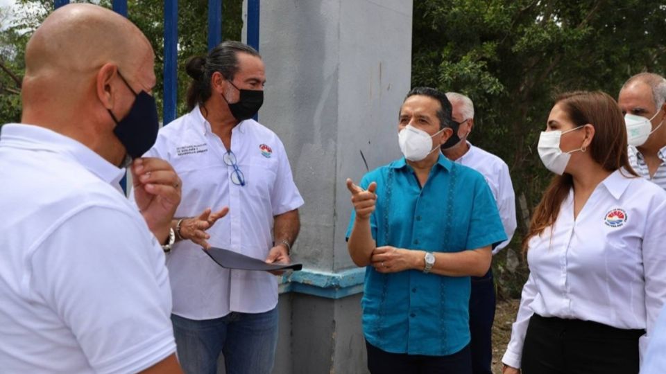 El gobernador Carlos Joaquín recorrió cinco puntos de la zona urbana de Cancún en donde se invertirán los recursos para obras públicas. Foto: Especial