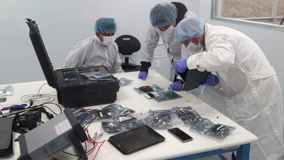 Los estudiantes de la Universidad Politécnica de Atlacomulco trabajan en el desarrollo del Nanosatélite “D2/AtlaCom-1”, que será lanzado por SpaceX. Foto: Especial