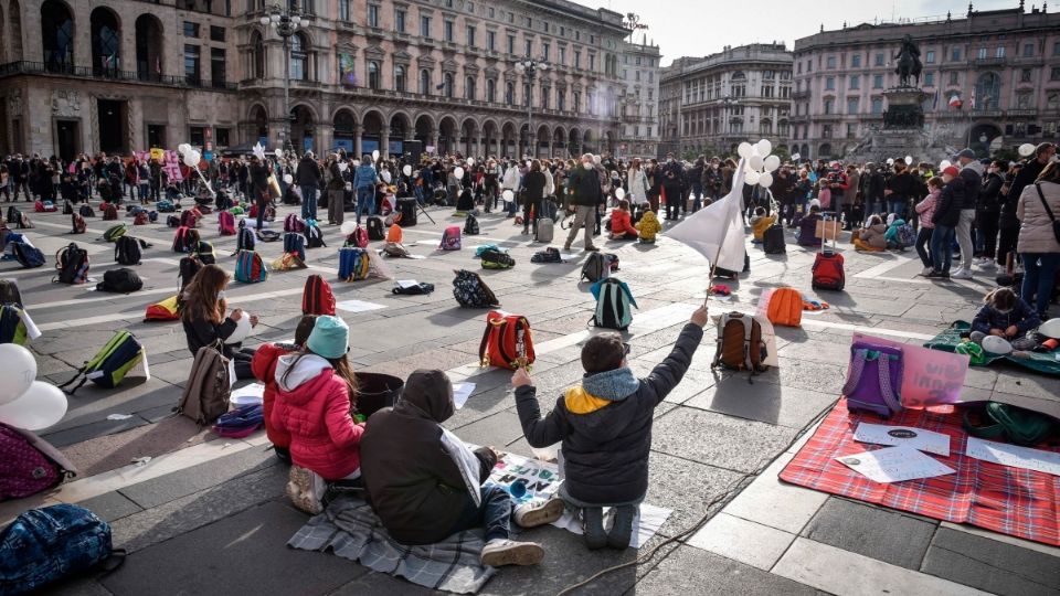 FATIGA. Padres italianos, junto a sus hijos, protestaron por los cierres de las escuelas. Foto: EFE