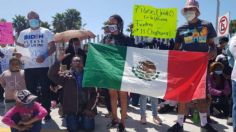 Migrantes piden asilo político a Joe Biden frente a la garita de San Ysidro en Tijuana