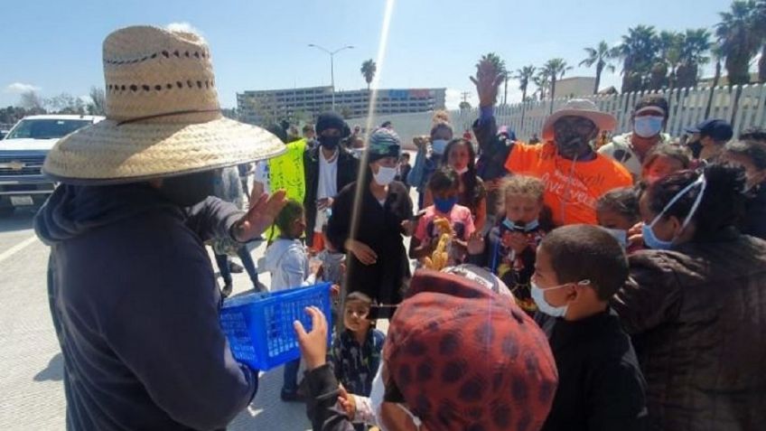 Marchan migrantes a garita de San Ysidro para pedir asilo en Estados Unidos