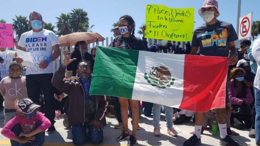 Migrantes piden asilo político a Joe Biden frente a la garita de San Ysidro en Tijuana