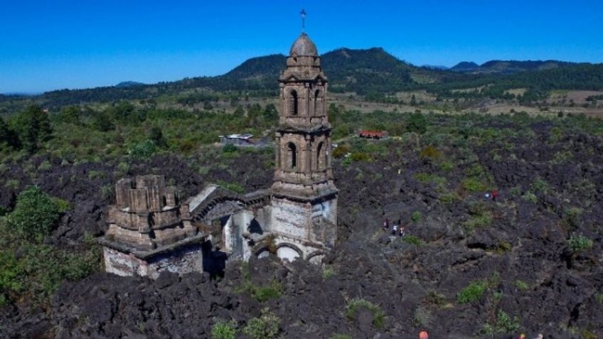 ¡CELESTIAL!  Así luce la fachada de la IGLESIA de San Juan Parangaricutiro sepultada por el VOLCÁN Paricutín | FOTOS