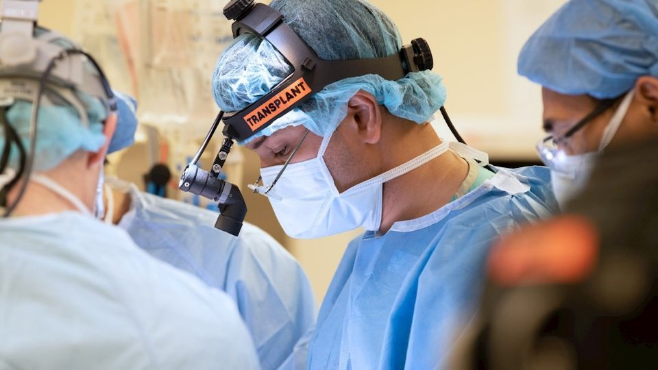 El médico Ankit Bharat durante la intervención. Foto: EFE