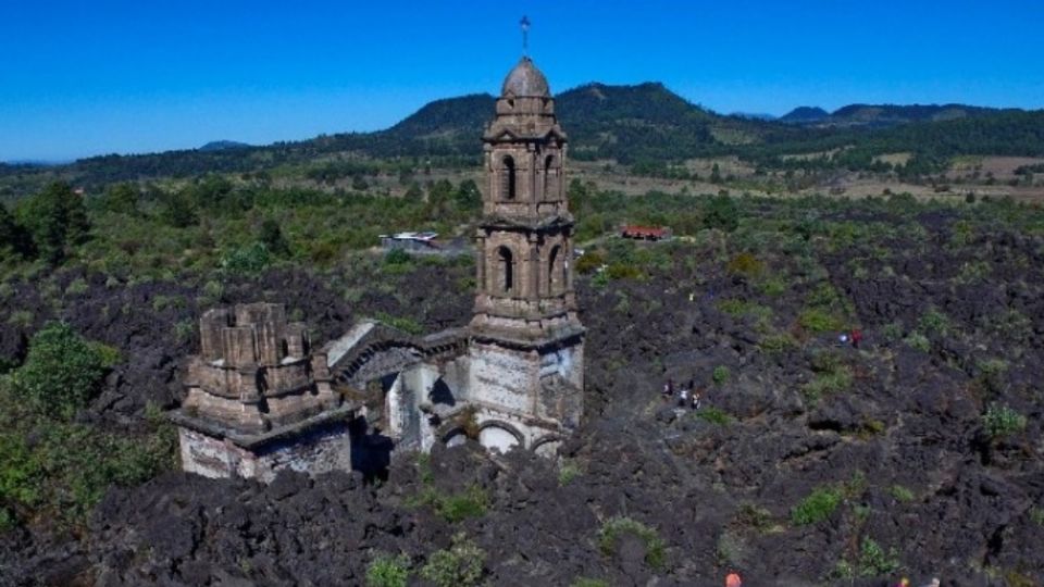 La iglesia de San Juan Parangaricutiro luce sepultada por lava. Foto: AFP