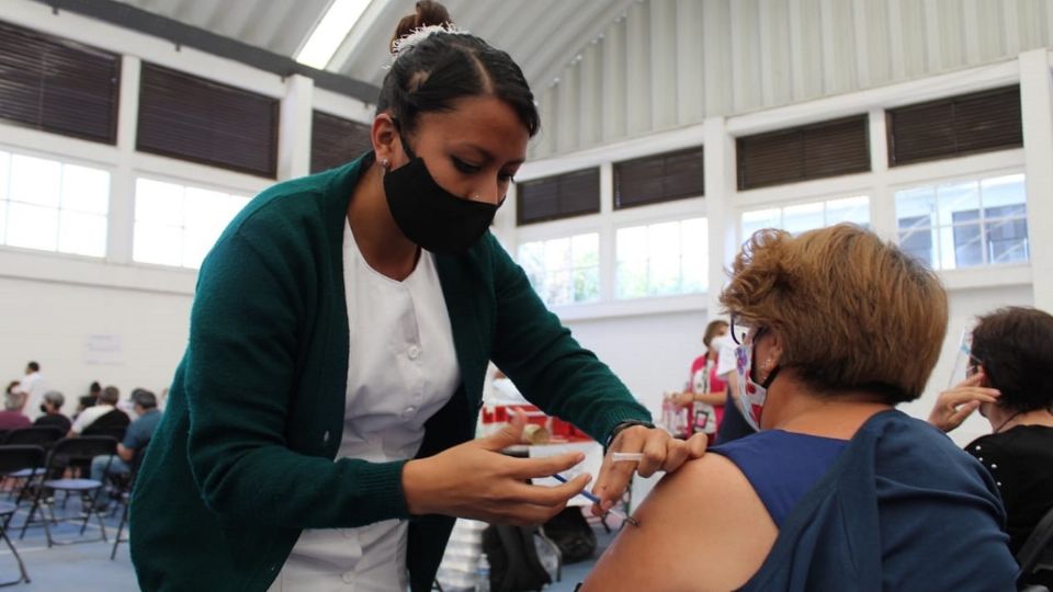 SISTEMA. Personas de la tercera edad han comentado que en general hay una buena organización para las vacunas. Foto: Especial