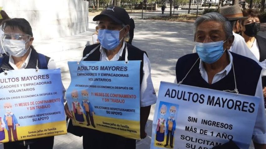 Adultos mayores se manifiestan para pedir que los dejen trabajar como empacadores