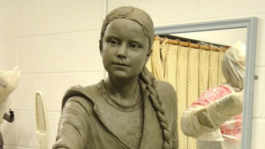 Habitantes de Winchester se oponen a estatua de Greta Thunberg; prefieren una de vendedor de revistas