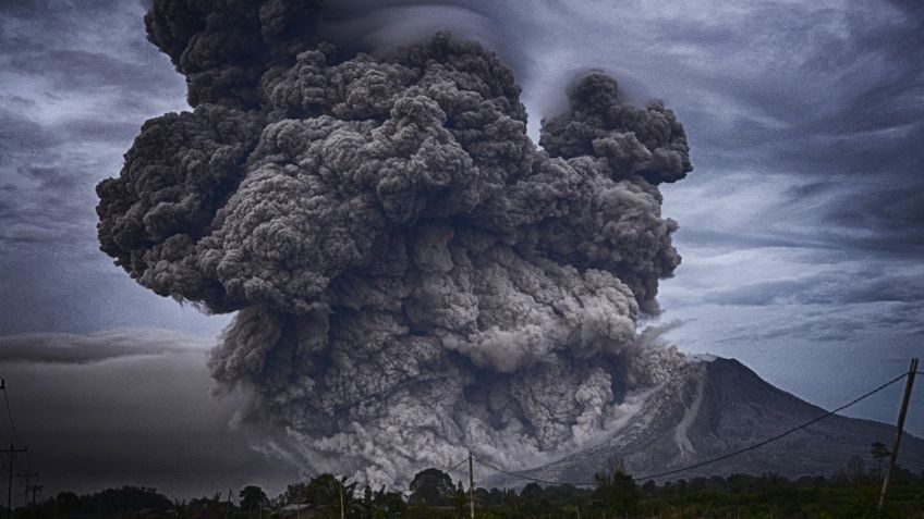 ¡El Apocalipsis COMENZÓ! Rayo cae sobre VOLCÁN en erupción y aterroriza a miles: VIDEO