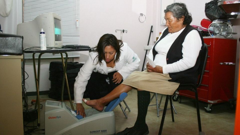 La osteoporosis es más frecuente en mujeres después de los 50 años. Foto: Archivo | Cuartoscuro