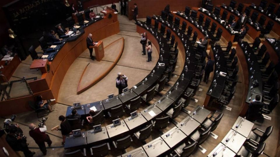 ALZAN LA MANO. ● La votación se llevó a cabo en una sesión mixta en el Senado. Foto: Cuartoscuro