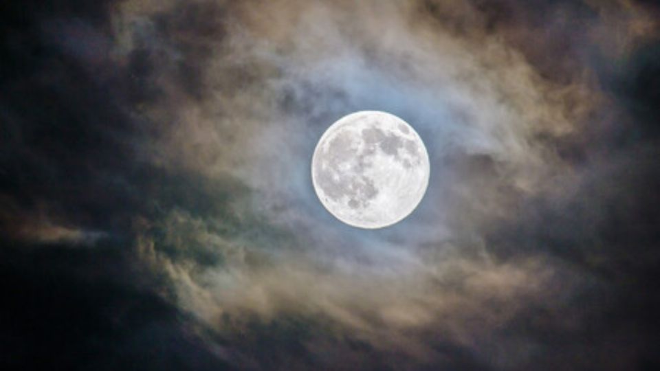 La realidad es que la luna cuenta con muchos colores. Foto: Especial