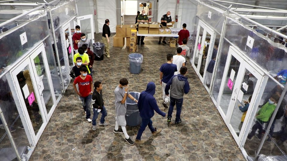 DONNA, TEXAS. El gobierno mostró ayer los primeros videos de niños bajo su custodia. Foto: Reuters