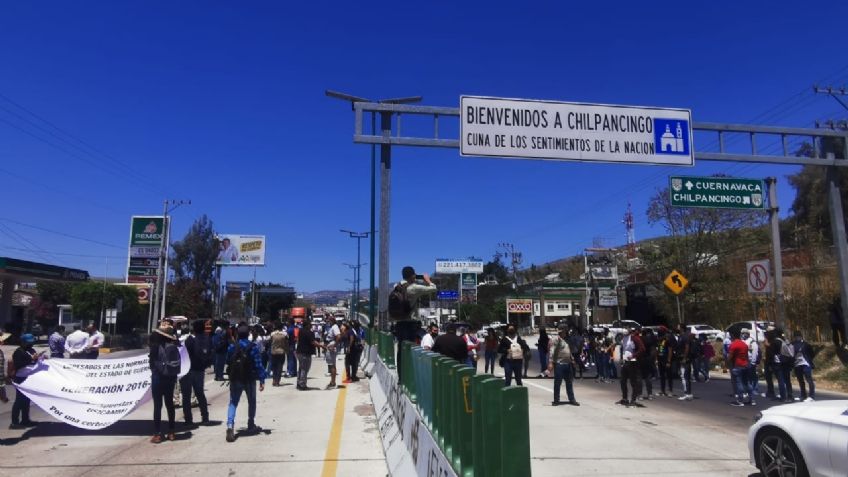 Bloquean la Autopista del Sol, en Guerrero, para exigir plazas docentes