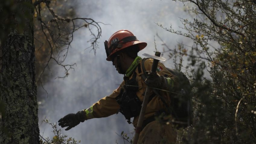 Vientos de 90 km/h complican combate a incendio forestal en Nuevo León