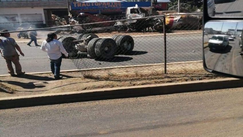 Camión a toda velocidad choca y le cae espectacular encima; pasó en Hidalgo: VIDEO