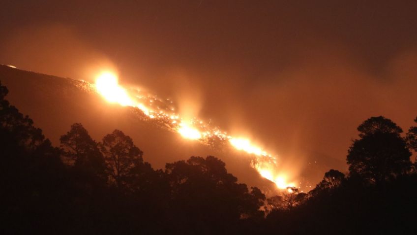 VIDEO: Viento aviva incendio en Santiago, Nuevo León; evacúan a más de 800 personas