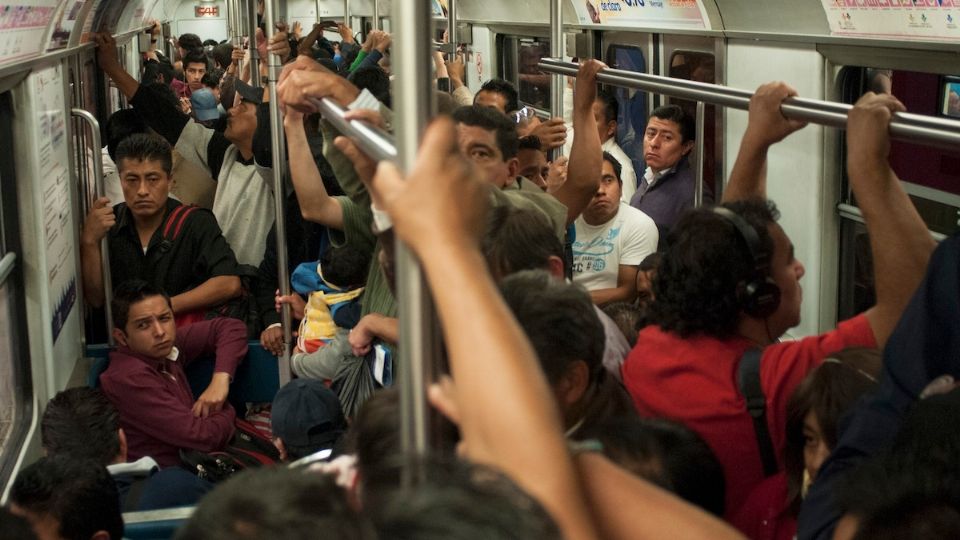 Debido a la reducción de trenes se han presentado saturaciones de entre el 80 y 90 por ciento de la capacidad de estas tres líneas. FOTO: ESPECIAL