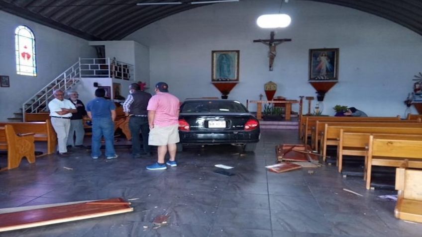 Señor pierde el control de su auto y termina adentro de una iglesia en Jilotepec