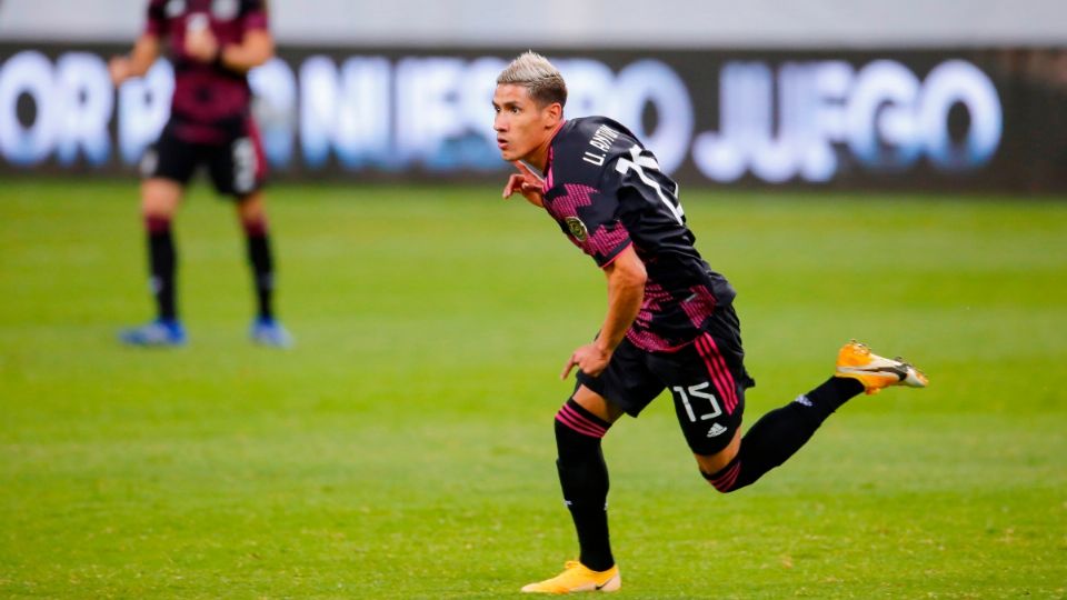 Uriel marcó el de la victoria con la nueva playera nacional. Foto: EFE.