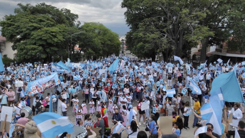 Las comunidades católicas y antiaborto se distinguen con banderas y pañoletas azules. Foto: Especial.