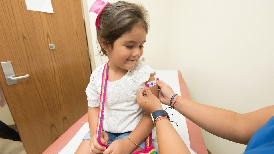 El experto  urgió a las autoridades de salud y educativas a continuar con las medidas de protección para los niños que asisten a los centros educativos.