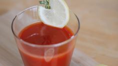 Jugo de tomate tiene grandes propiedades para lucir una piel y cabello sanos