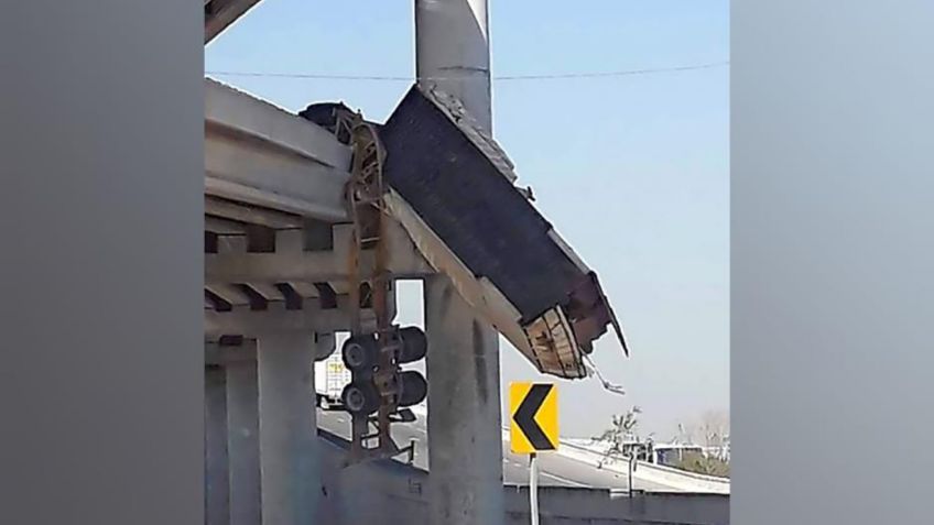 Nuevo León: Tráiler queda colgando de un puente en carretera a Colombia