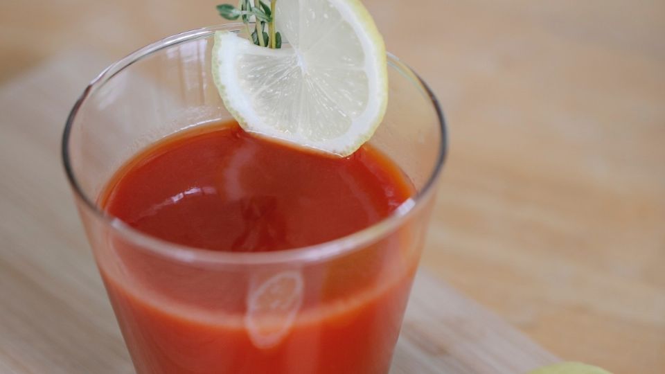 Esta bebida resulta muy fácil, pues sólo se deben mezclar los tomates con un poco de jugo de limón. Foto: Especial