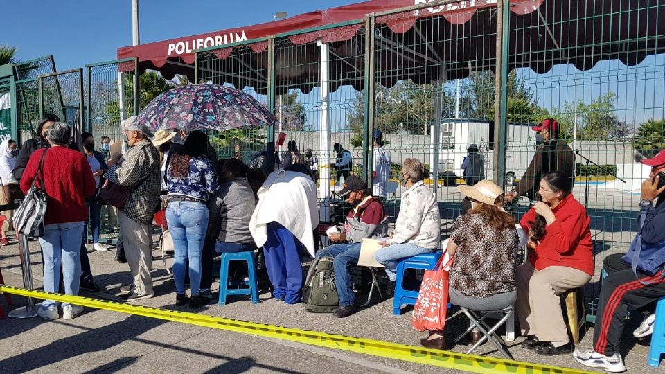 En Morelia, algunas personas acudieron sin cita, con la esperanza de recibir la inmunización de Pfizer. Foto: Charbell Lucio