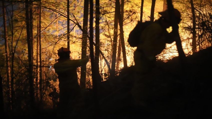 Nuevo León: Se suman 90 voluntarios para combatir incendio en la sierra de Santiago