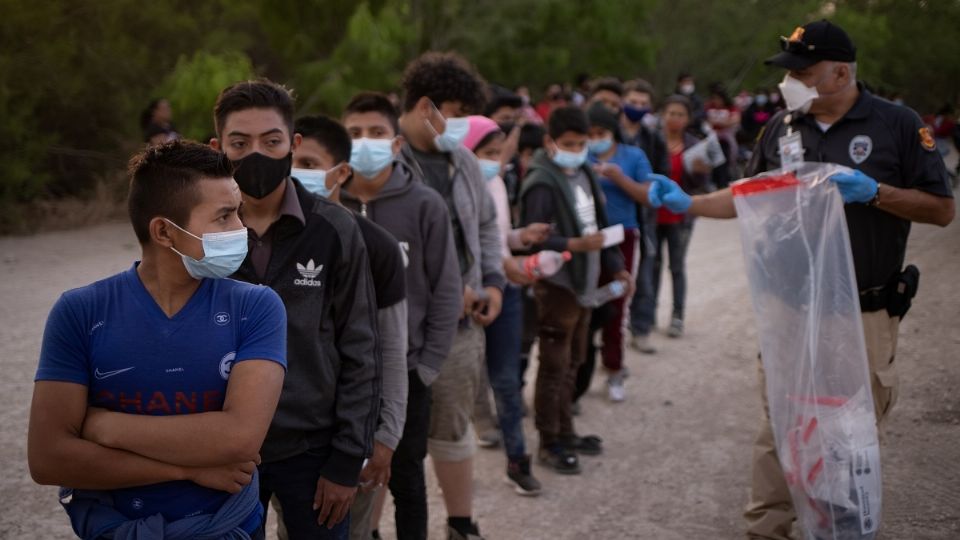 LOS RECIBEN. Funcionaros de Protección Fronteriza reciben a los menores de edad y los trasladan a centros de acogida. Foto: Reuters