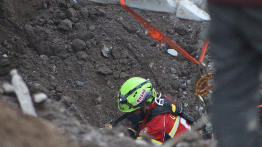 Rescatan cuerpos de albañiles sepultados por obra en Texmelucan