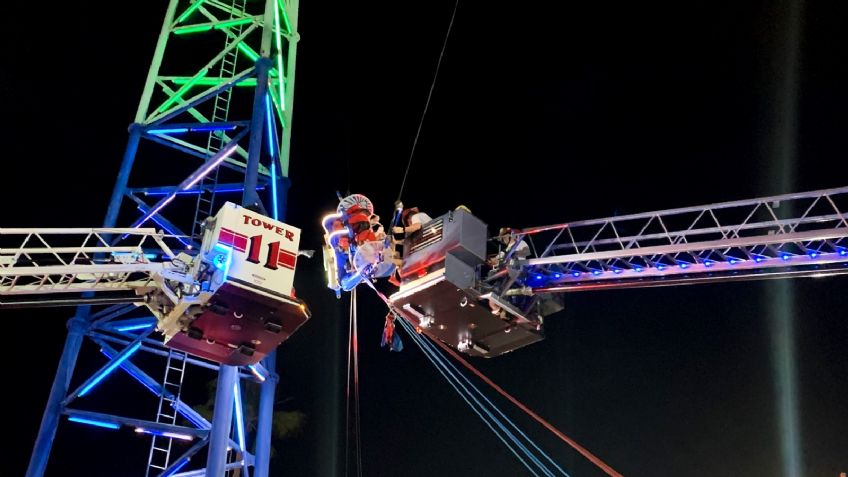 ¡Una pesadilla! Jóvenes quedan "VOLANDO" a más de 10 metros de altura, tras ROMPERSE juego mecánico