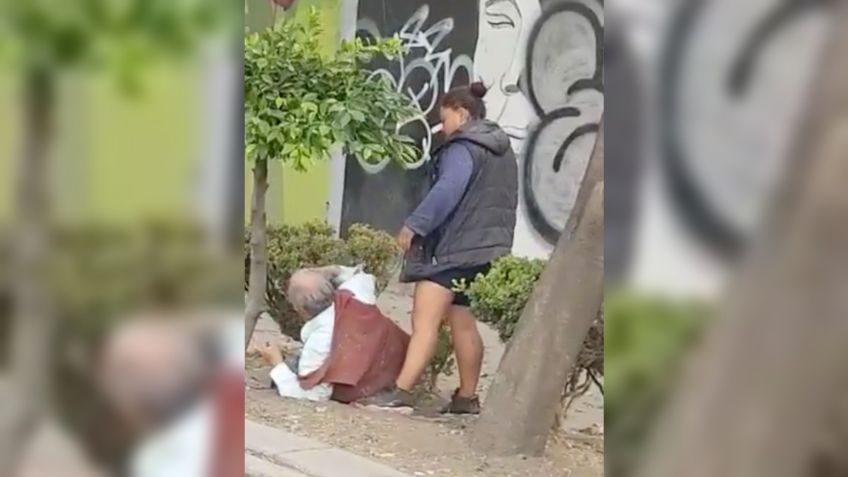 FUERTES IMÁGENES: Captan golpiza de mujer contra abuelito en plena calle | VIDEO