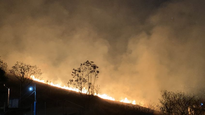 Fuerte incendio en el Cerro del Crestón en Oaxaca; Vecinos piden ayuda