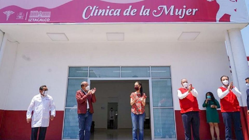 APERTURA. El alcalde Armando Quintero y la jefa de Gobierno inauguraron la clínica. Foto: Especial