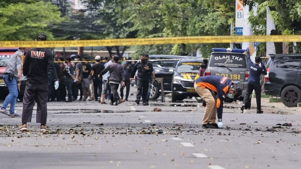 Los terroristas murieron cuando irrumpieron en una motocicleta en el recinto de la catedral al sur de la isla de Célebes. FOTO: ESPECIAL