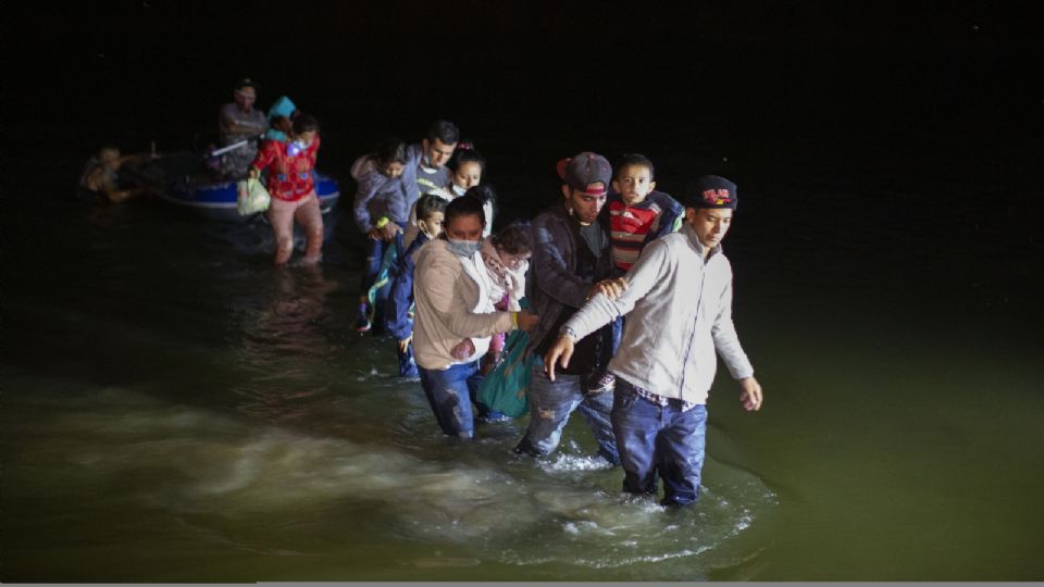 Migrantes cruzan el río Bravo para llegar a Estados Unidos. Foto: AP