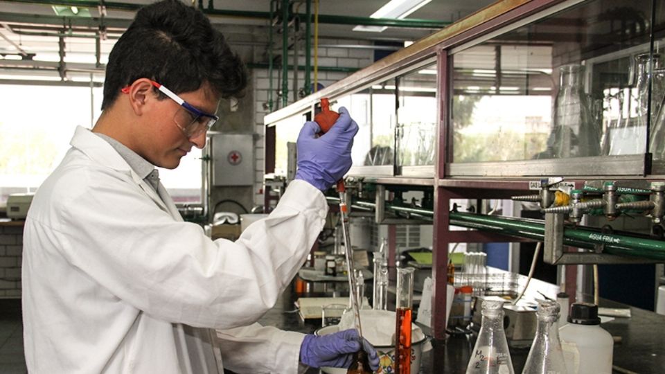 La UNAM también buscará que sus laboratorios estén bien equipados para el uso de patógenos. Foto: Facultad de Química UNAM