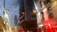 Bomberos combaten fuerte incendio en edificio del Centro Histórico de Veracruz 