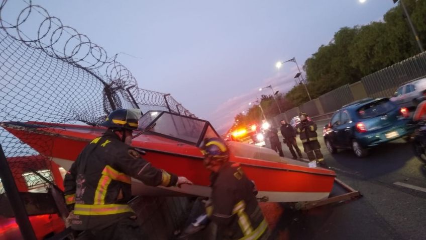 ¡Solo en México! Lancha choca contra valla de la Línea B del Metro y causa caos vial: VIDEO