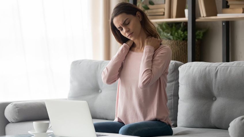 Ejercicios para liberar la tensión del cuello y espalda durante la jornada de home office